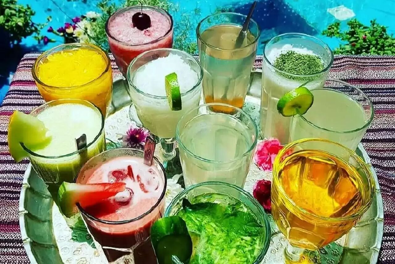 مایعاتی که از کمآبی بدن در تابستان پیشگیری میکند